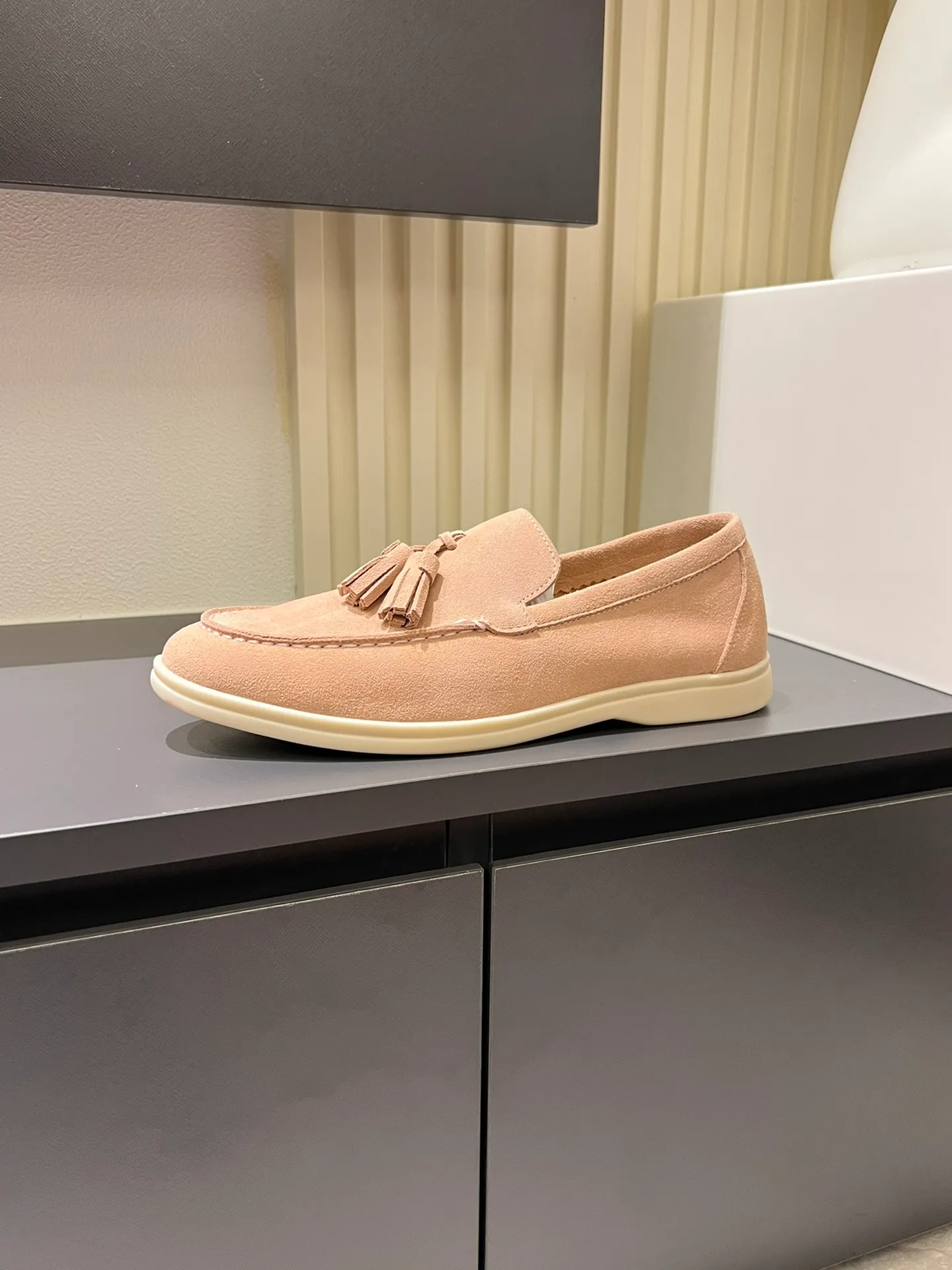 Men's shoes 💰p360 "Loro men's shoes 💰pian'*" Classic L men's shoes for couples 💰p Top version British flat loafers, a must-have item in old money style, the minimalist design is eye-catching and durable, a plus point for dressing The soft foot feel and texture are outstanding. They don’t scratch your feet and are very nice. They are matched with soft and waxy soles. They can be worn daily for a long time without getting tired. They are easy to wear, versatile and classic items, with perfect foot feel and texture! Imported cashmere fabric, the lining is made of imported A-grade water-dyed cow lining, the top version of the genuine leather midsole is sewn with pure handmade mark thread! Size: Female 35-40 (34. Customized) Male 38-44 (45.46. Customized)